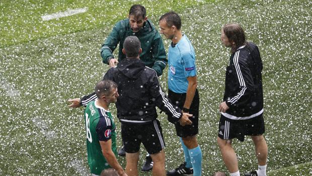 Los árbitros del partido mandaron a los equipos a los vestuarios