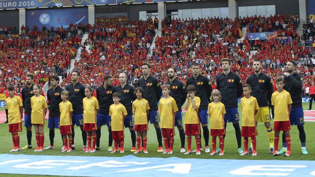 Los jugadores de la Selección escuchan el himno escoltados por una expedición muy especial