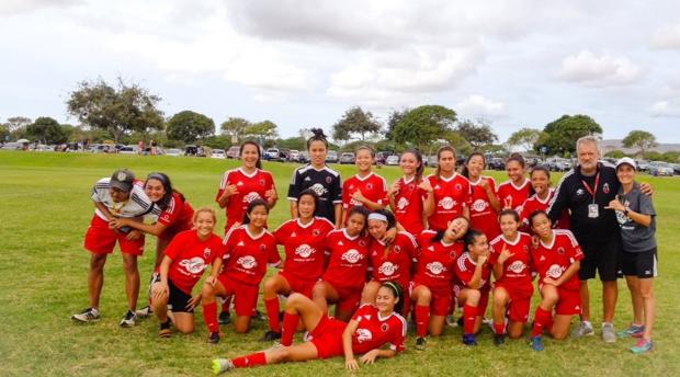 Patricia Campos, con su equipo de fútbol en Honolulu