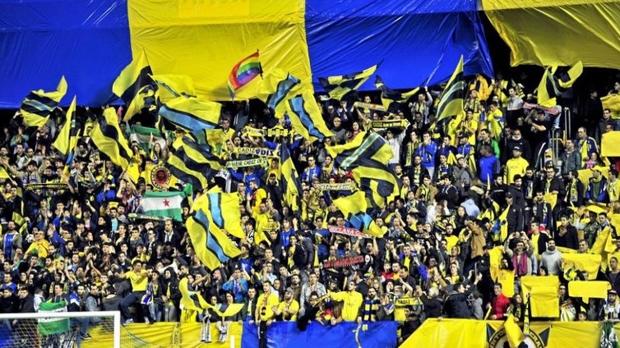 Los jugadores del Hércules protestaron airadamente el penalti que, en 2015, supuso su eliminación ante el Cádiz