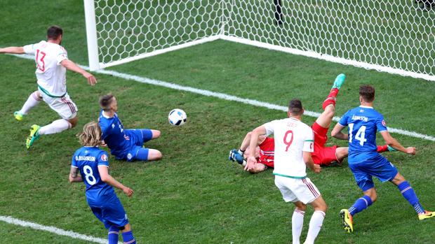 Un gol en propia puerta condena a Islandia