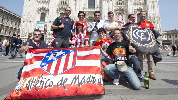 Aficionados del Atlético y el Madrid en Milán