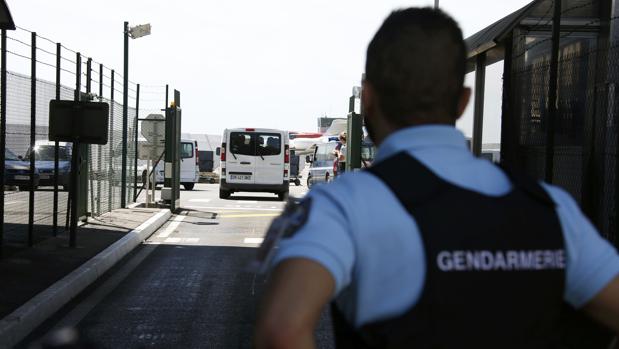 Un gendarme francés en el aeropuerto de Niza