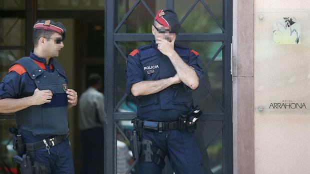 Mossos d'Esquadra custodian la entrada del Hotel Arrahona, de Sabadell, donde ayer detuvieron al entrenador de atletismo Jama Aden