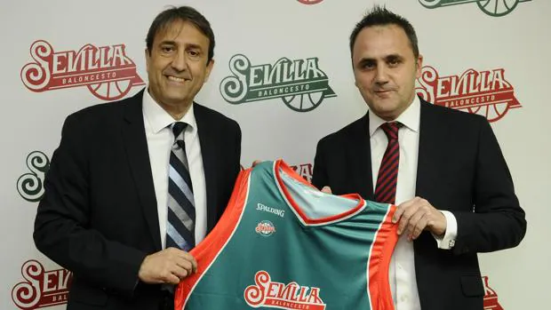 El actual entrenador del CB Sevilla, Luis Casimiro y el presidente de la entidad, Fernando Moral