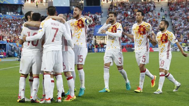 España celebra el gol de Morata ante Croacia