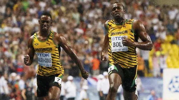 Bailey-Cole (izquierda) junto a Usain Bolt