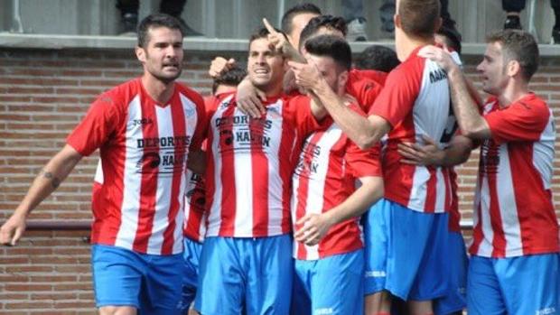 Los jugadores del Navalcarnero celebran un gol en un partido de esta temporada