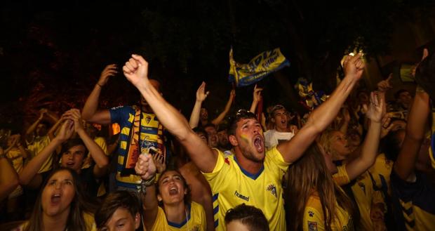 La afición celebra el ascenso a Segunda