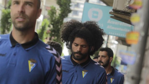 Los futbolistas del Cádiz CF estiran las piernas envueltos en la calma