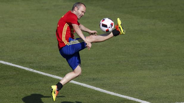 Iniesta, en un entrenamiento de la selección