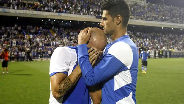 Los jugadores del Hércules muestran su decepción tras la derrota ante el Cádiz