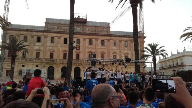 El San Fernando celebra con su afición la vuelta a la categoría de bronce