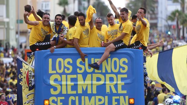 VÍDEO: El Cádiz llega a la ciudad recibido por una marea amarilla