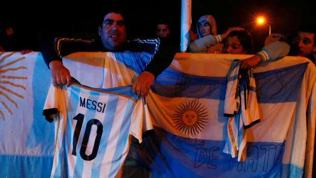 Un aficionado argentino sujeta una camiseta de Leo Messi