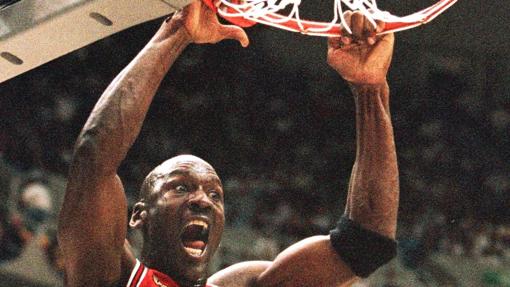 Michael Jordan machaca el aro de una canasta