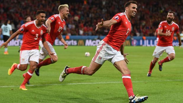 El golazo de Robson-Kanu que enloqueció a Gales