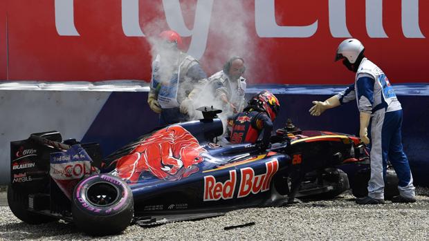 El coche de Kvyat, estrellado contra el muro