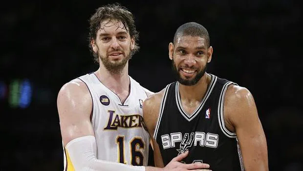 Pau Gasol, en su etapa en Los Angeles Lakers, junto a Tim Duncan, posible nuevo compañero en los Spurs
