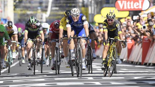 Kittel gana por milímetros un agónico esprint
