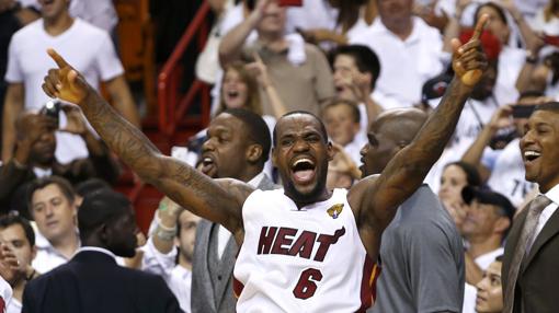 James celebra tras conseguir su primer título con Miami Heat ante Oklahoma City Thunder en 2012