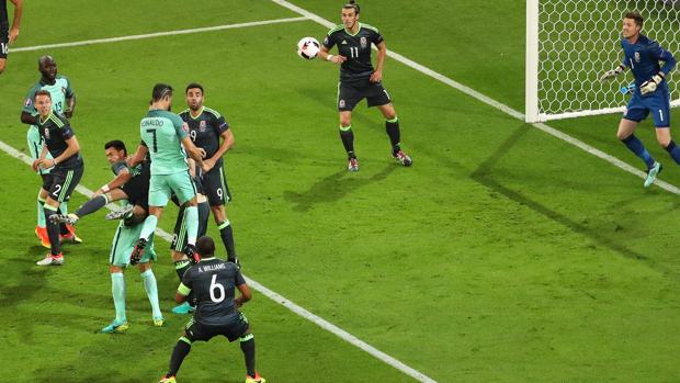 Cristiano celebra su gol ante Gales