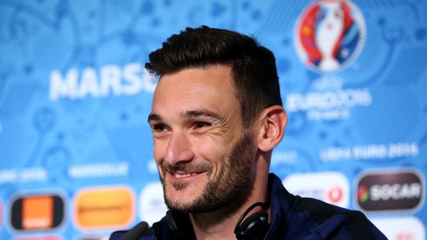 Lloris, ante los medios