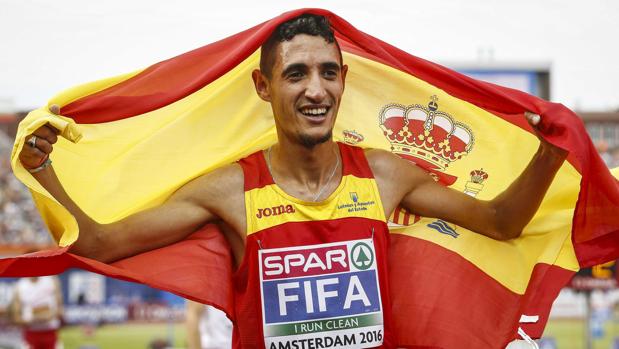 Ilias Fifa, con la bandera de España, tras conquistar el oro en el Europeo de Amsterdam