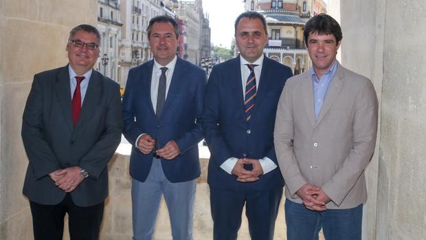 El alcalde, Juan Espadas, junto a Francisco Roca, Fernando Moral y David Guevara