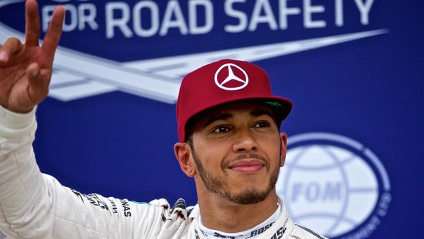 Hamilton pide a Mercedes afrontar dos sanciones