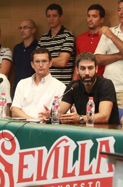 El actual capitán cajista, Berni Rodríguez, junto a la leyenda Raúl Pérez