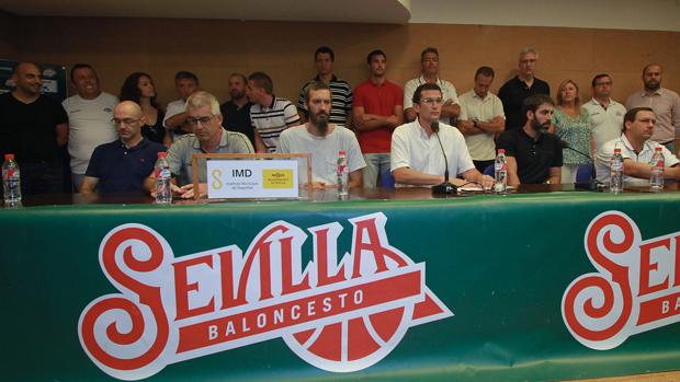 El personal del Club Baloncesto Sevilla durante la rueda de prensa en las horas previas a su previsible cierre
