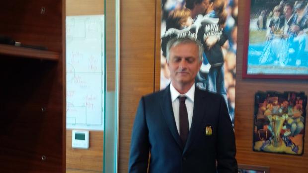 Jose Mourinho con una pizarra con el campo de fútbol y el nombre de los jugadores escritos