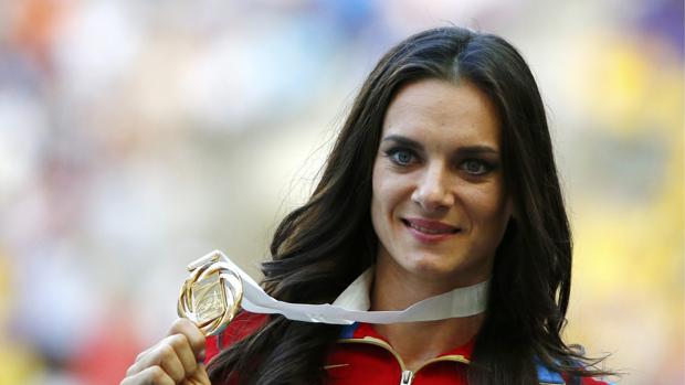 Yelena Isinbayeva muestra su medalla de oro