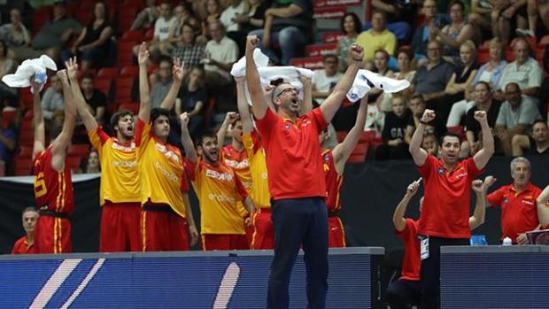 El técnico español, Juan Antonio Orenga, celebra junto a sus jugadores el título europeo