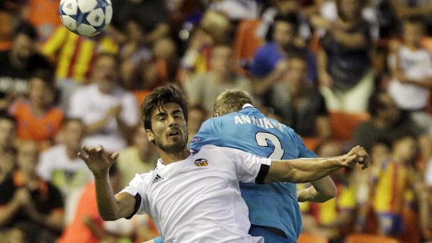 André Gomes salta a por un balón con el Valencia