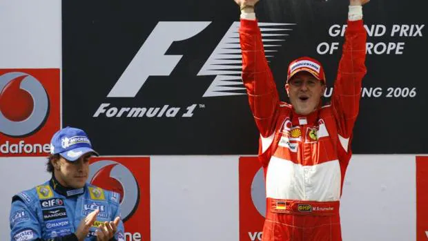 Alonso aplaude mientras Schumacher celebra su victoria en Nürburgring en 2006