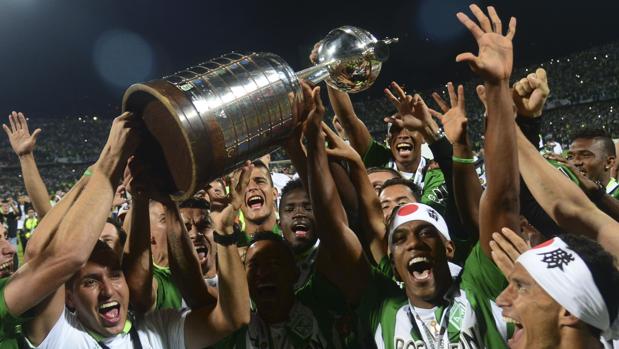 Los jugadores del equipo colombiano celebran el triunfo