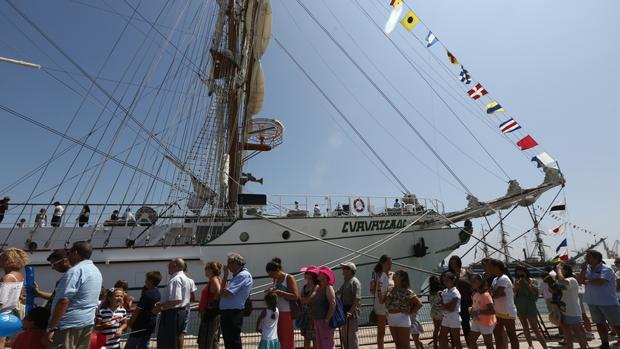 El muelle gaditano, escenario de la presentación de las nuevas equipaciones del Cádiz CF