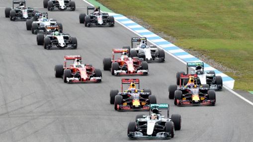 Los pilotos encaran la primera curva, con Hamilton ya por delante