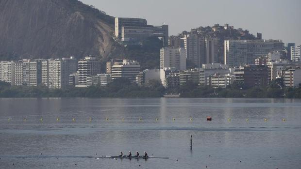 Varios remeros practican con Río de Janeiro de fondo