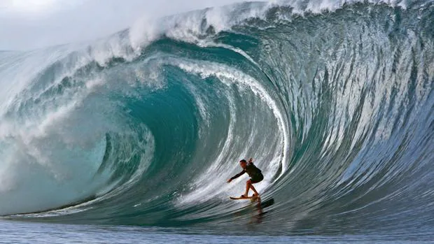 Un surfista en Teahupoo, Tahiti