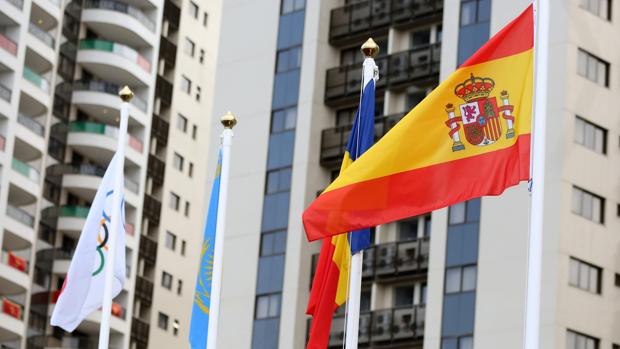 La bandera española ondea ya en la villa de Río 2016