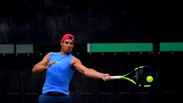 Rafa Nadal golpea una pelota durante un entrenamiento en Río de Janeiro