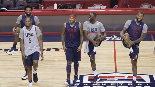 Varios miembros de la selección estadounidense de baloncesto calientan sobre el parquet