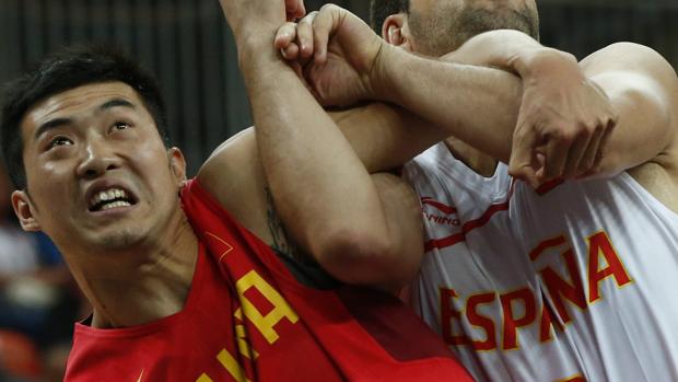 El ala pívot de China, Ding Jinhui, durante un partido contra España en los juegos de Londres