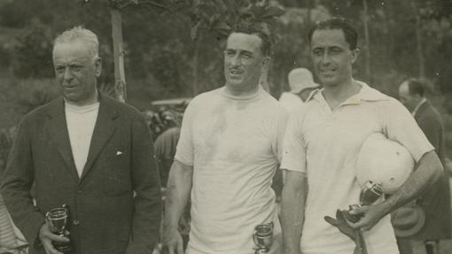 Leopoldo Sainz de la Maza (centro), después de un torneo de Polo