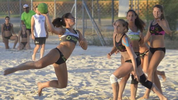 El partidillo de balonmano playa que sirvió para testar las nuevas instalaciones, en Triana