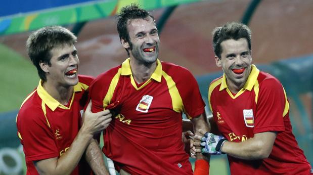 Álex Casasayas, David Alegre y Marc Salles celebran el gol ante Australia