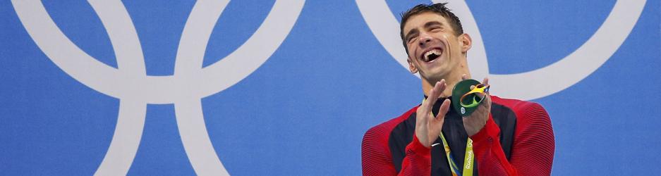 Michael Phelps besa su nueva medalla de oro